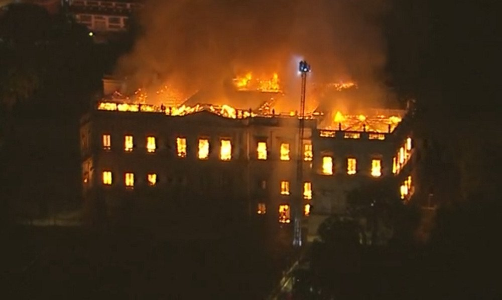Incendiu violent la Muzeul Național din Rio de Janeiro. Colecţia de 20 de milioane de obiecte, posibil distrusă complet