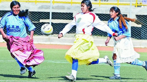Joaca fotbal in fuste
