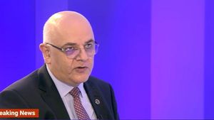 Raed Arafat: “Vom depăși 1.000 de cazuri pe zi. Starea de urgență este singura soluție”. Spitalele de coronavirus din România, aproape de blocaj