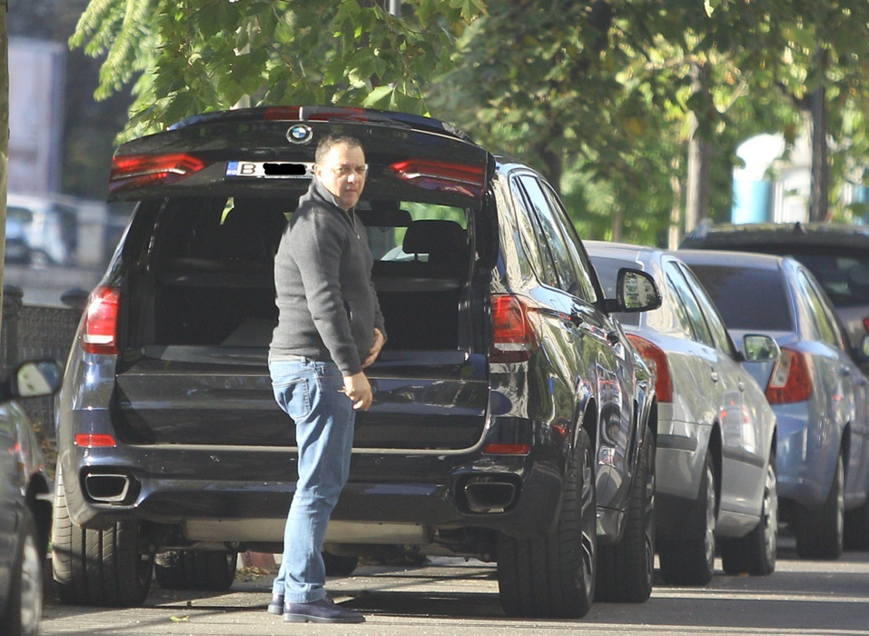 Deşi în declaraţia de avere are o Skoda din 2006, secretarul Primăriei Sectorului 3 se plimbă doar cu un BMW X5 nou