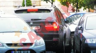Se chinuie minute bune sa parcheze