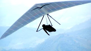 Ce le-a mai trecut prin cap! Doi tineri din Maramures, prinsi cand faceau contrabanda de tigari cu un deltaplan