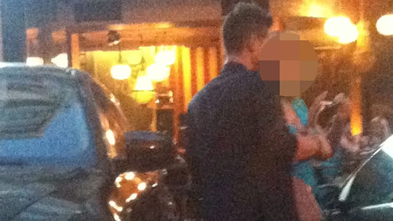 L-au trecut sudorile incaltat asa, insa nu a renuntat la bocanci nici la temperaturi de 30 de grade! Ce vedeta de la noi umbla asa