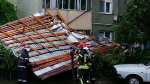 Codul portocaliu a făcut ravagii în Teleorman. Curțile au fost inundate și acoperișurile smulse