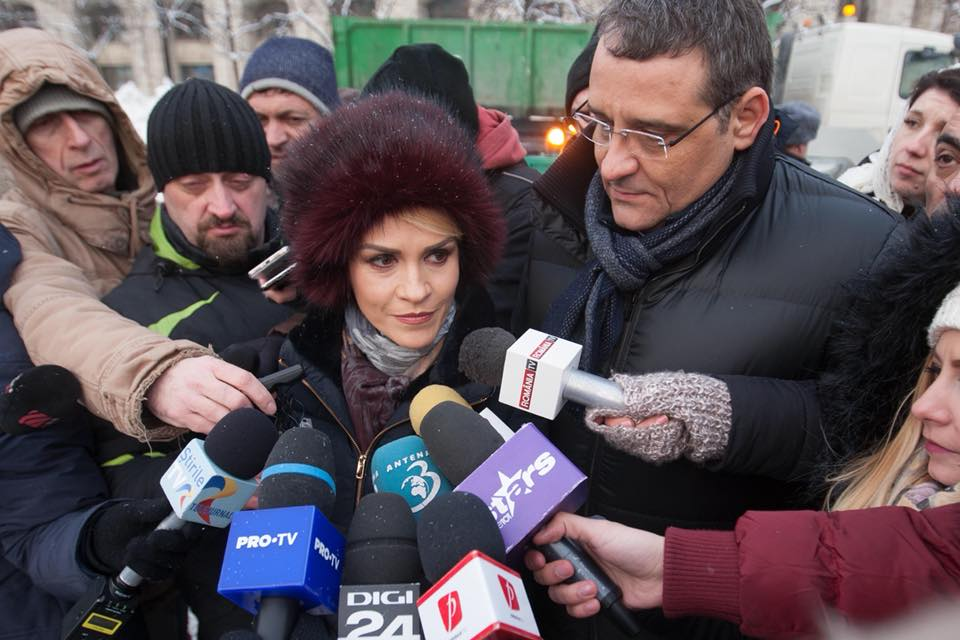 Gabriela Firea, pusă la zid din cauza căciulii pe care o purta! Primarul general a făcut precizări: ”Este cumpărată de la tarabă, aveau și…”