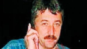 Tin cu dintii de averea prefectului sinucigas