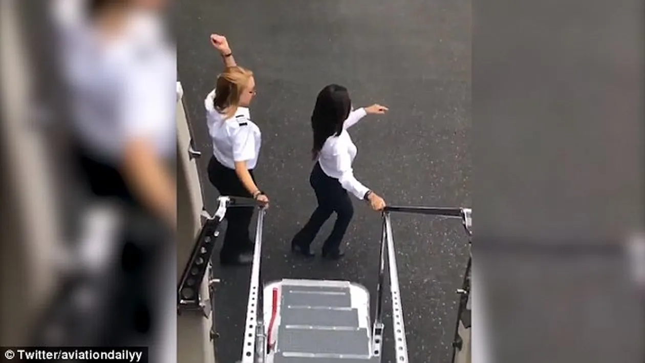 Pilotul a pornit avionul, a sărit din el și a început să danseze pe pistă, alături de o stewardesă! VIDEO