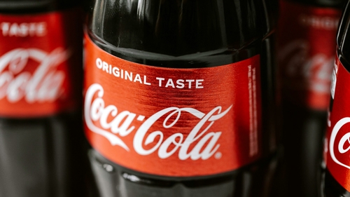 Cât de nocivă este Coca Cola, de fapt? Oamenii de știință avertizează: ”Fiecare sticlă îți ia 12 minute din viață”