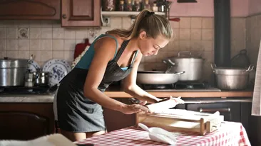 10 trucuri în bucătărie care îți fac viața mai ușoară