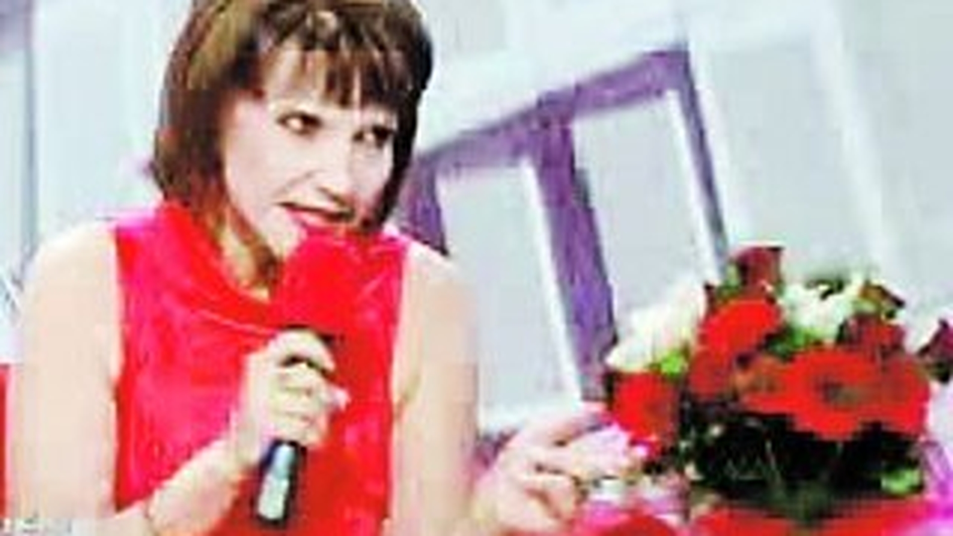 Marina Almasan, coplesita de atentia iubitului milionar. Primeste flori de la amant si le ia cu ea in emisiune