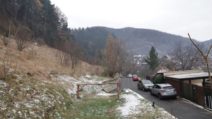 O femeie locuiește de trei luni într-un cort montat la marginea pădurii, în Șcheii Brașovului. Nimeni nu-i cunoaște identitatea