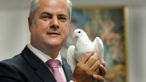 Adrian Năstase se fereşte de presă! Fostul premier nu a ajuns acasă, la vila din Zambaccian!
