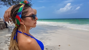 LIDIA BUBLE s-a întors din vacanţă şi este pusă pe schimbări! Uite cum arată vedeta cu bucle