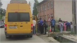 Amendă uriașă pentru un șofer de microbuz școlar. Transporta 31 de elevi pe 16 locuri