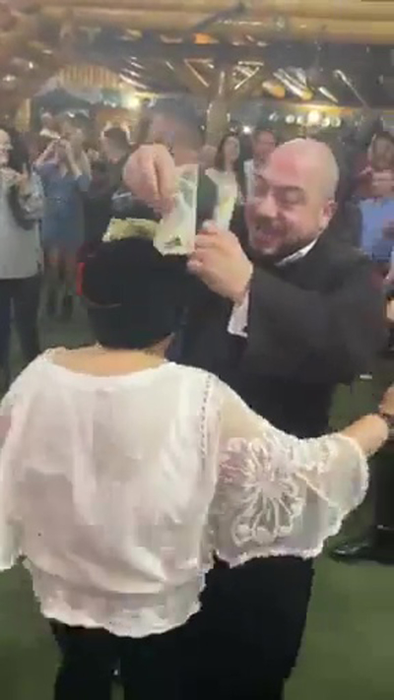 Popa i-a dat bani și partenerei de dans