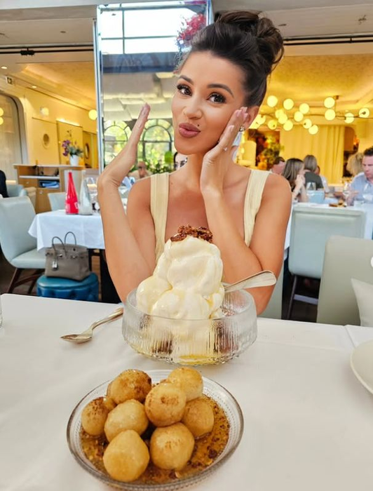 Ana Maria Barnoschi, pregătită de o revenire spectaculoasă la Antena 1. După „debarcarea” de la Kanal D, vedeta o ia pe urmele lui Bursucu: “Mă simt cel mai bine, este elementul meu”