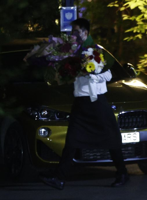Sărbătorita a primit multe buchete de flori