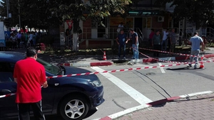 Femeie înjunghiată în gât, în Mioveni, de un bărbat bolnav psihic