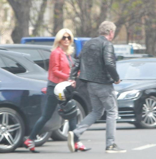 Excentricul milionar și partenera lui se îndreaptă spre motocicletă