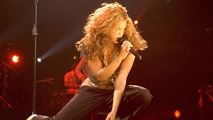 VIDEO Shakira o diva populara! A iesit in ploaie de dragul romanilor!