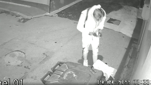 Credea că nimeni nu îl vede, dar camerele de supraveghere l-au prins în fapt. Ce făcea acest clujean noaptea, la ora 3:33, pe o stradă din Someșeni
