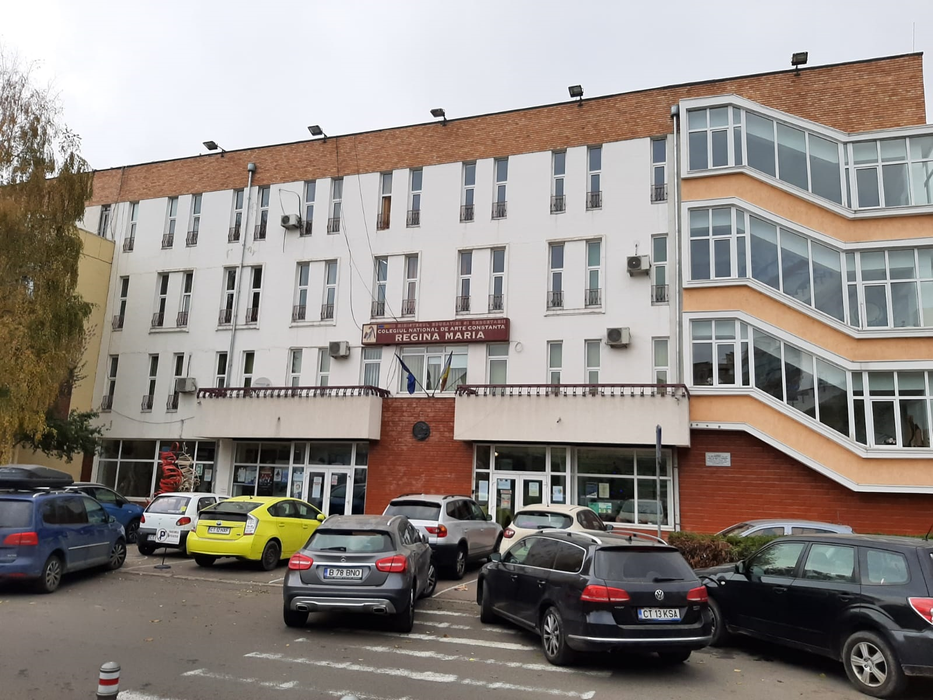 Un liceu din Constanța e modernizat de câțiva ani din banii părinților
