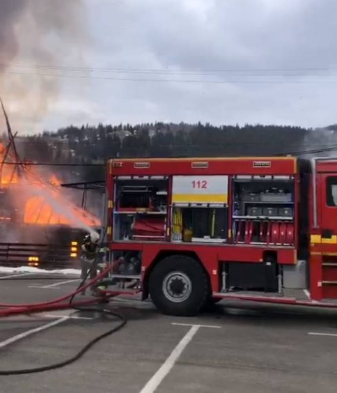 Autospecialele de stingere au venit imediat la locul incendiului pentru a salva lăcașul de cult / Sursă foto: Antena 3