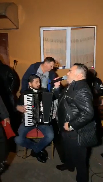 Dedicații ”fără număr” la înmormântarea temutului Segher. Adi Minune și Copilul de Aur i-au cântat răposatului!