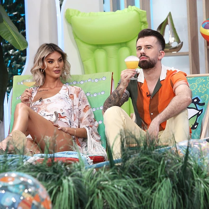 De necrezut! Câte clase are, de fapt, Ramona de la Neatza. Ce salariu lunar primește de la Antena 1 „vecina” lui Răzvan Simion și Dani Oțil