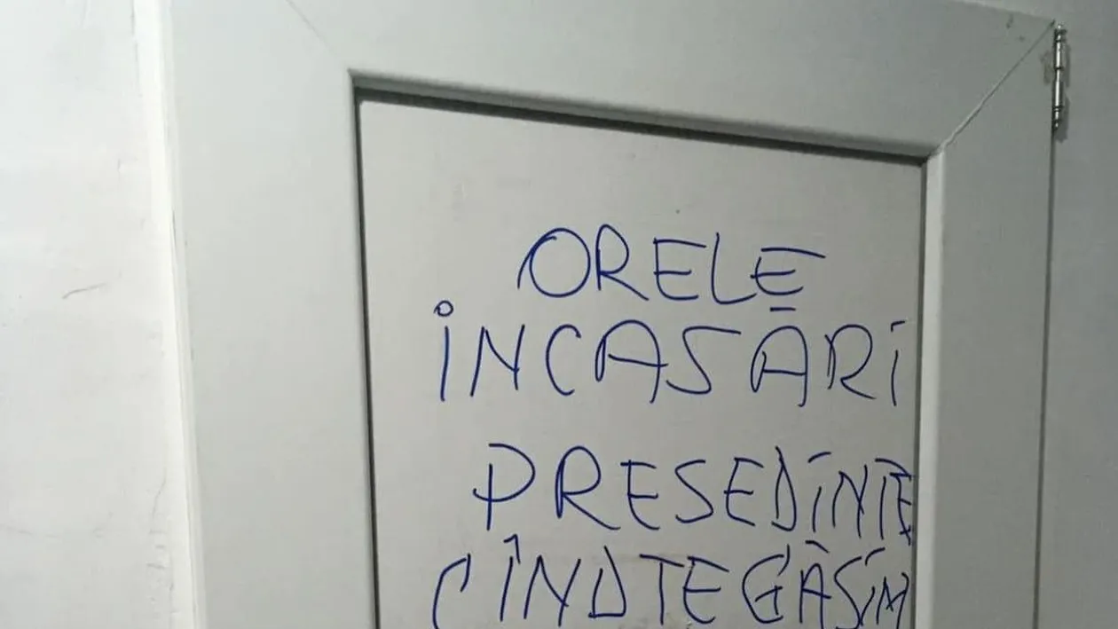 Președinte de bloc, amenințat de locatari în cel mai original mod. Ce a apărut pe ușa Administrației depășește orice imaginație