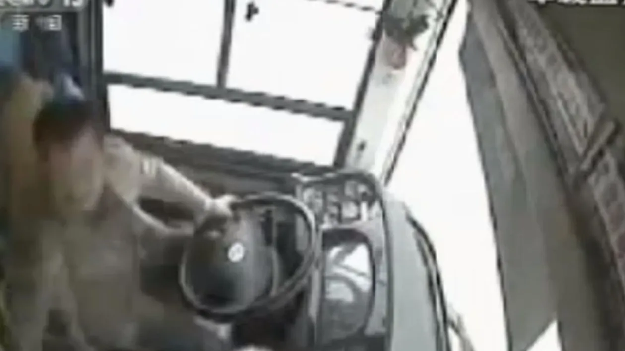 Un autobuz a căzut de la 50 de metri: 15 morți! Ce făcea șoferul cu o pasageră, înainte cu câteva secunde de tragedie