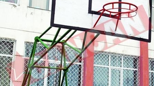 S-a spanzurat de cosul de baschet