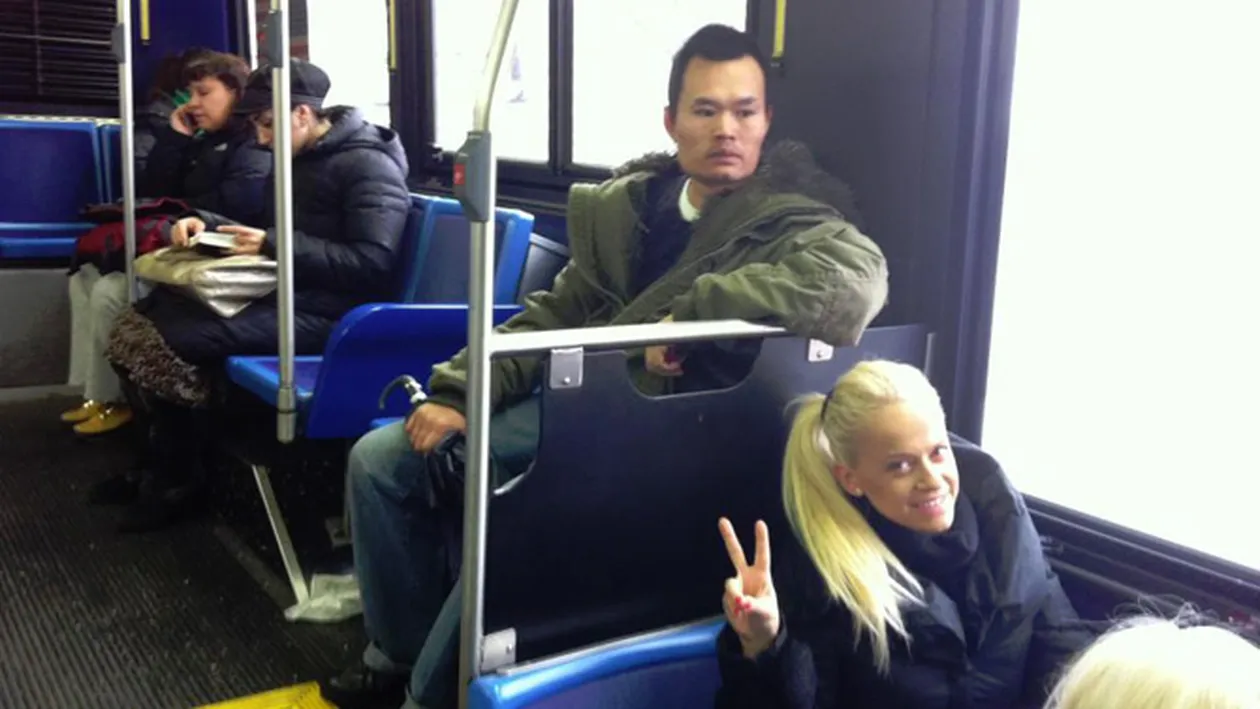 Cine ar fi crezut? Anda Adam se plimba cu autobuzul!