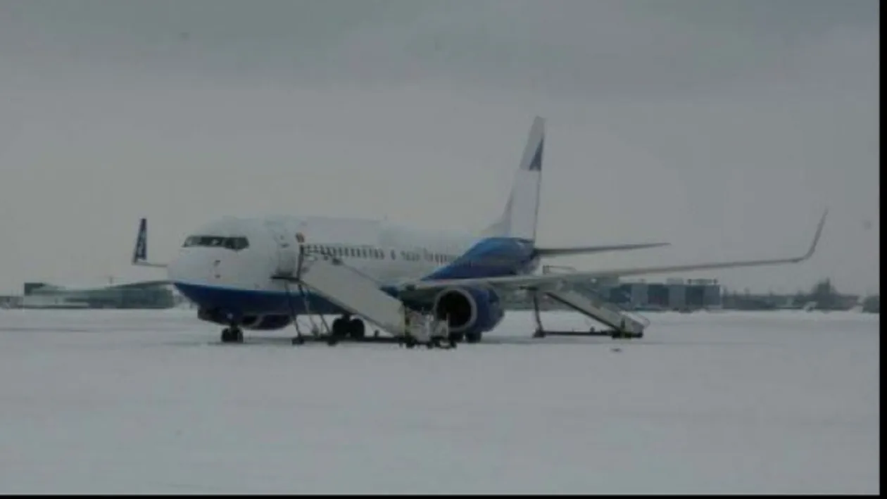 Aeroportul Otopeni este sub zăpadă, iar avioanele au întârziere de aproximativ o oră!