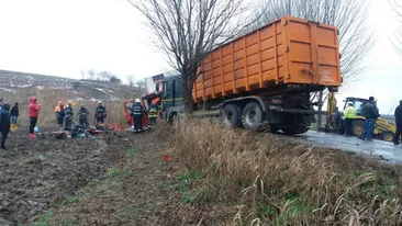 Accident în Băile Herculane, după ce o mașină s-a izbit de un camion. Șoferul autoturismului a murit