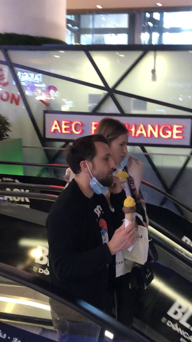 Dani Oțil și iubita lui au ieșit la plimbare în mall