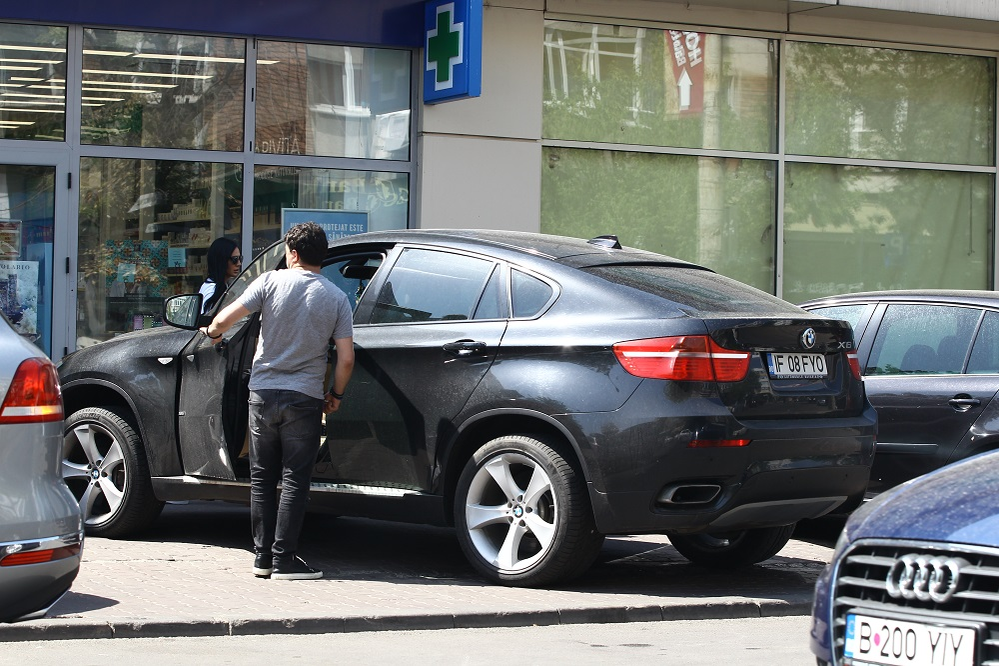 Ionuț Luțu se urcă în mașină