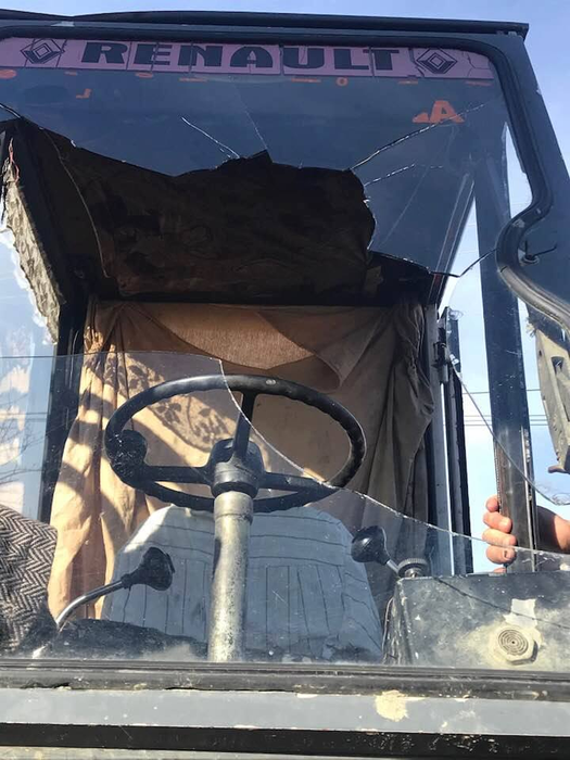 Geamurile excavatorului primăriei au fost făcute țăndări peste noapte