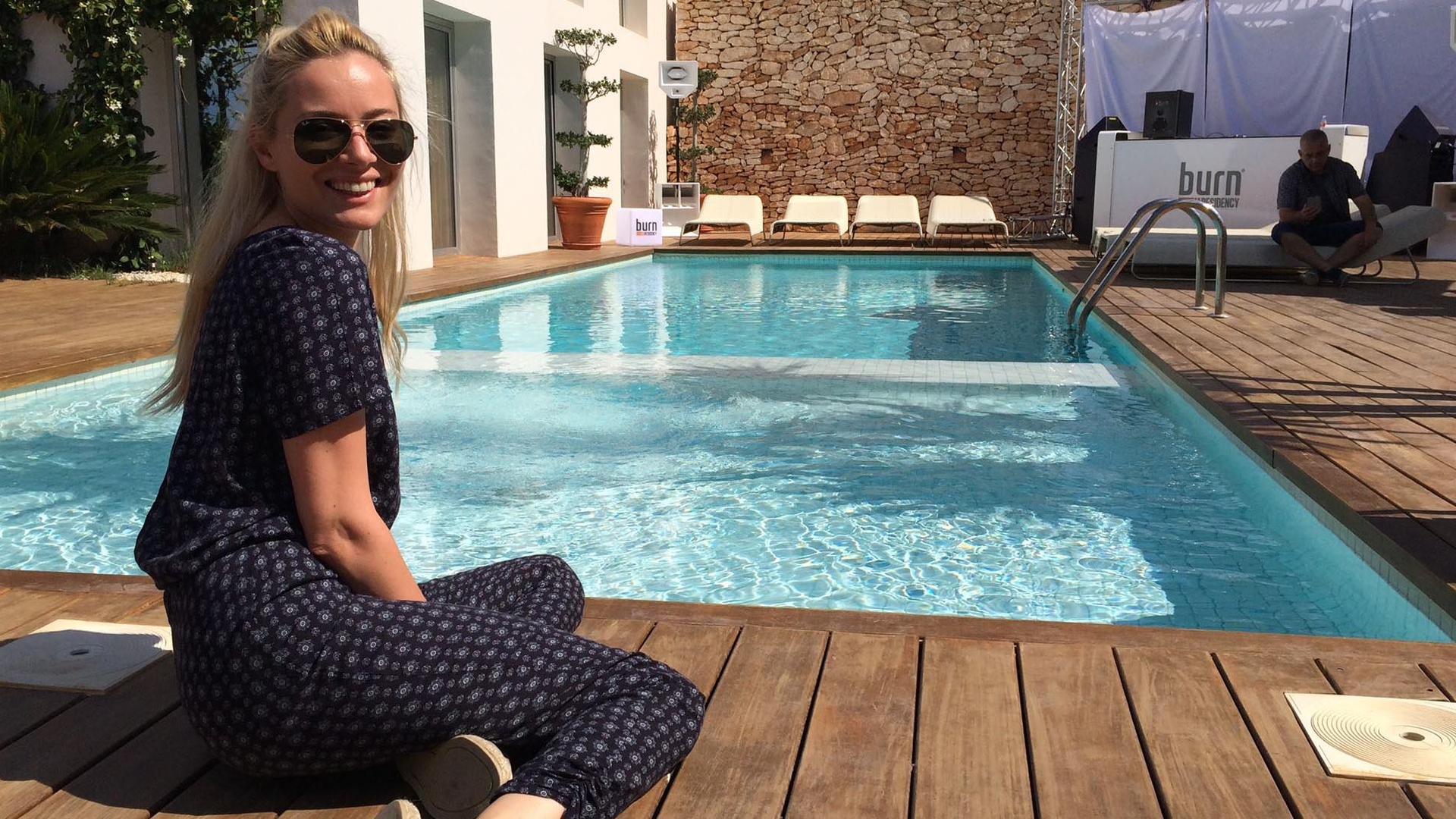 Fanii au ramas fara cuvinte! Vezi ce schimbare de look si-a facut Laura Cosoi!