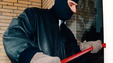 Doi tineri, prinsi in flagrant cand spargeau sediul Casei de Ajutor a Pensionarilor Suceava