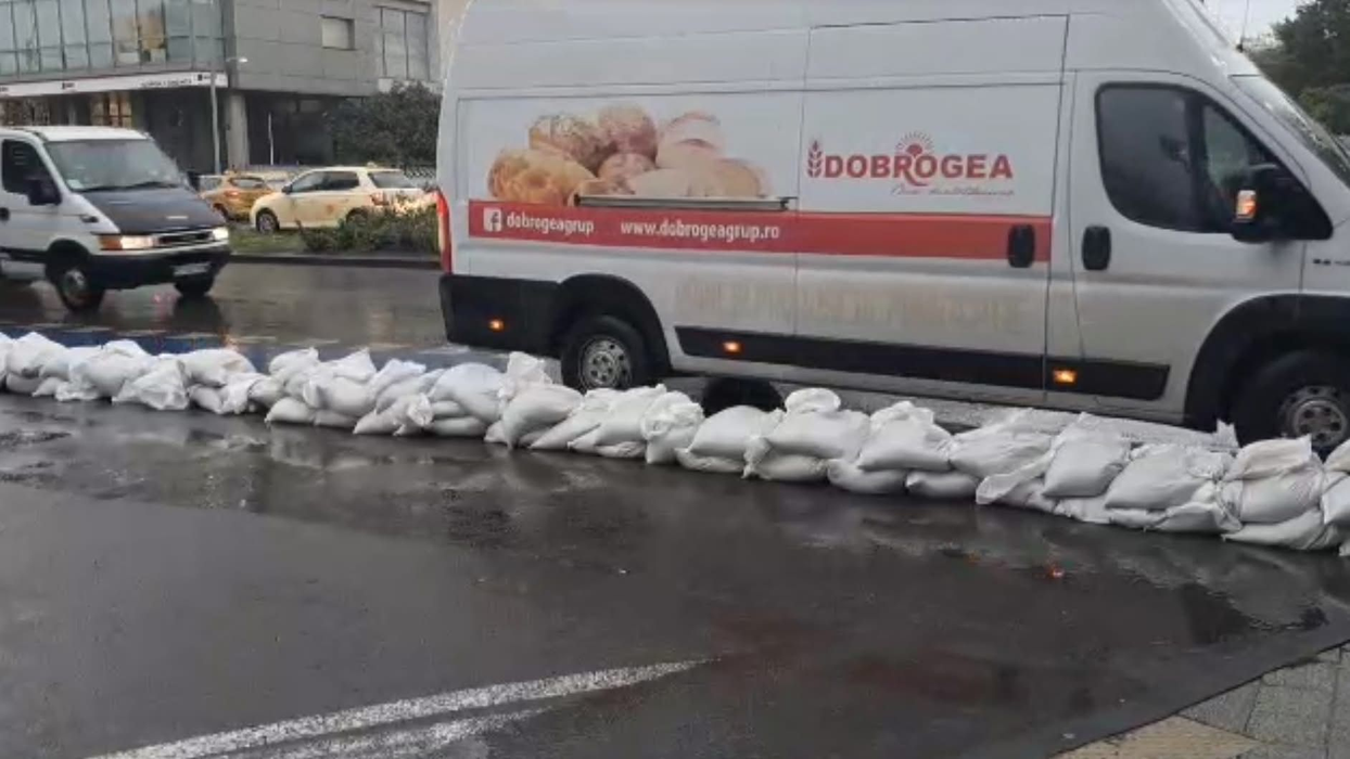 Imaginile devastatoare ale ciclonului Barbara! A făcut prăpăd în România: șosele transformate în lacuri, zeci de copaci căzuți