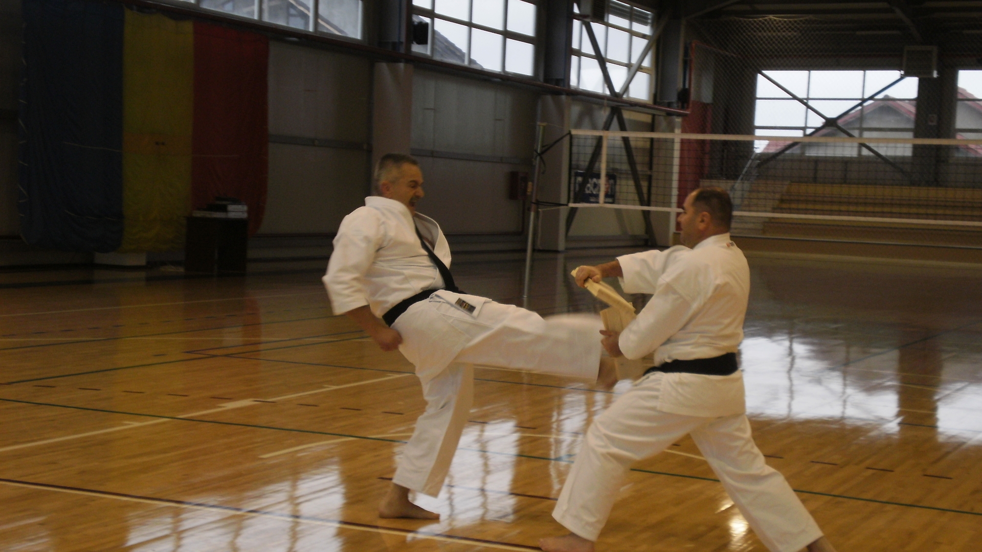 Cand nu e la Parlament, senatorul Serban Valeca da lectii de karate! Printre elevi e si fiica lui