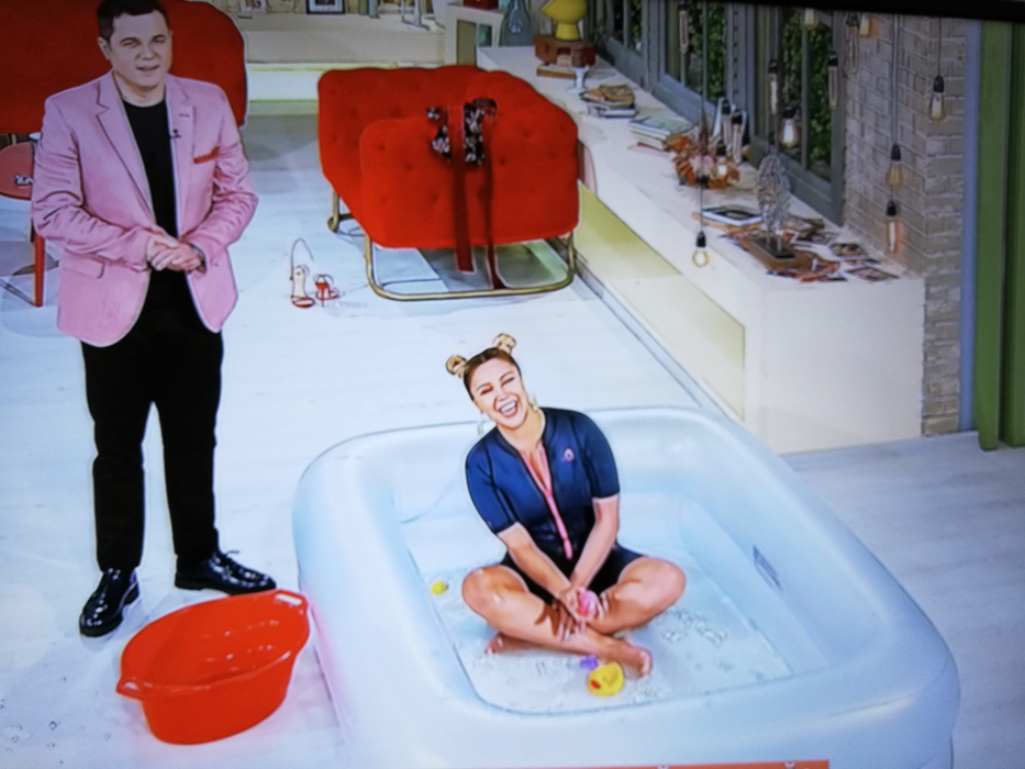 Lora a promis că se dezbracă în costum de baie, a făcut-o, dar l-a păcălit, totuși, pe Cove