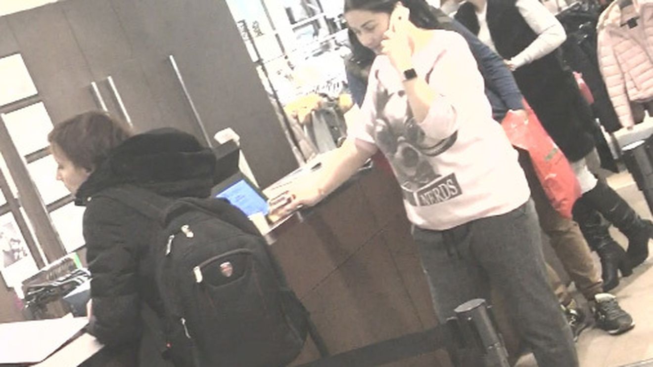 VIDEO EXCLUSIV. Prezentatoarea TV l-a lăsat pe Tavi cu fetiţa. Gabriela Cristea a "fugit" de acasă în Ajun şi...