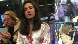 Două tinere au fost desfigurate în bătaie pentru că nu au vrut să facă amor în autobuz: ”Sub mine, pe podea, începuse să se formeze o baltă de sânge”