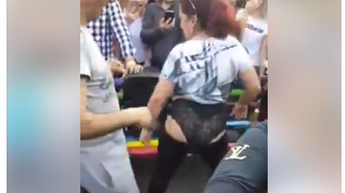 Momente obscene în Orășelul Copiilor! Floricica Dansatoarea și-a dat pantalonii jos și a început să danseze pe manele în fața a zeci de copii
