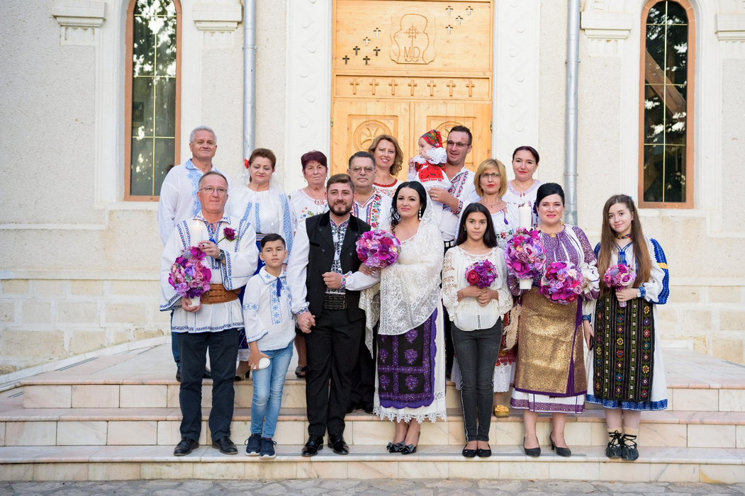 Silvana Rîciu și Nicușor Ioniță s-au căsătorit religios! Cântăreața a îmbrăcat o rochie de mireasă atipică și le-a impus invitaților un dress code