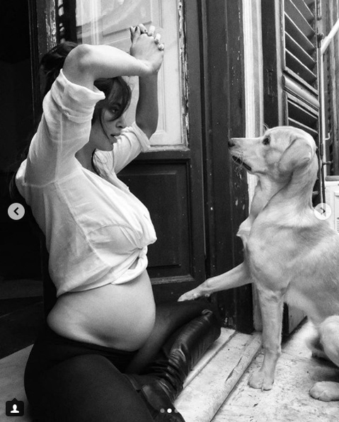 Catrinel Menghia, surprinsă în lenjerie intimă și cu burtica de gravidă în toată splendoarea. Mesajul transmis de viitoarea mămică