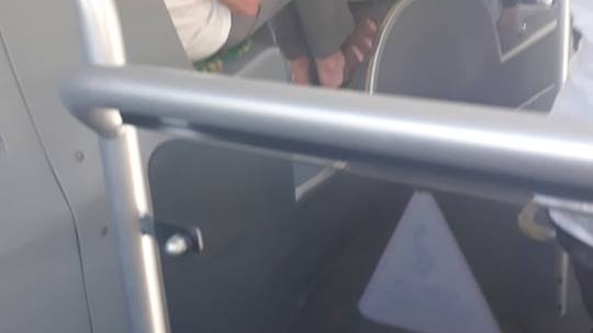 Un bărbat în vârstă din Iași a ocupat trei scaune în autobuz și nu a lăsat pe nimeni să stea: „Putea să-și dea puțin picioarele jos....”
