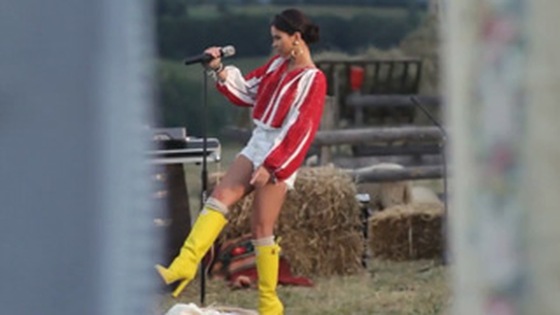 AICI chiar nu te asteptai sa o vezi pe Inna! Artista canta in ie, pantaloni scurti si cizme de cauciuc, printre capite de fan, vaci, cai si magari